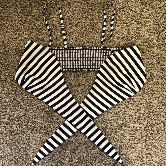 Victoria’s Secret Unlined Bandeau Bralette - Picture 2 of 5